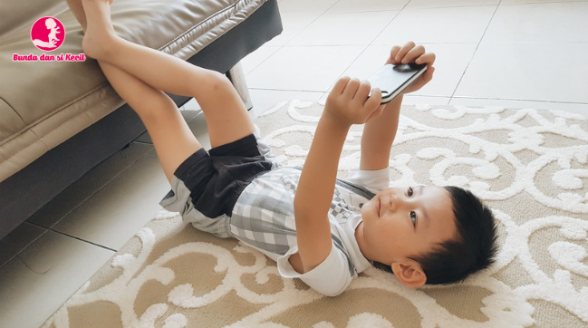 Stop Hipnotis Anak dengan Gadget, Ajak Mereka Kenali Emosi Sejak Dini